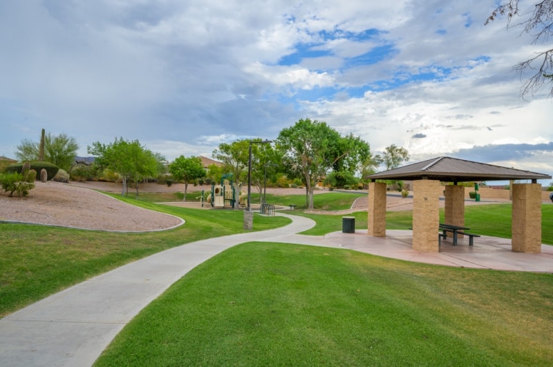 Community-green-area-and-picnic-gtables