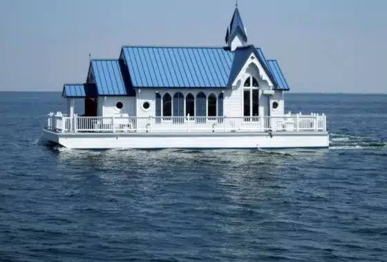 naglutaw nga chapel houseboat