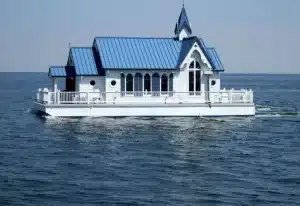 pływająca łódź mieszkalna z kaplicą