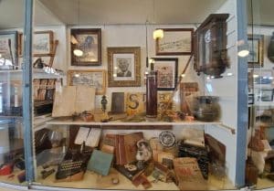 kolekciniai daiktai eksponuojami arizonos miesto vaiduoklių muziejaus parduotuvėje