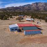 Tři samostatné obydlí na Prepper Survivalist Ranch