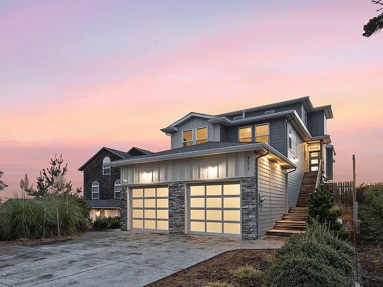 Modern Oceanfront Luxury Home .