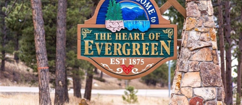 Evergreen Kolorado ženklas, kur yra visada žaliuojanti kotedžas