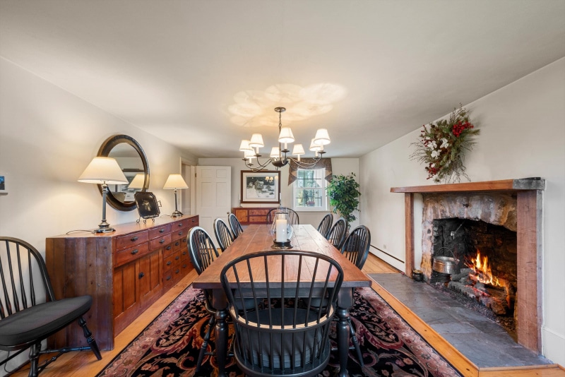 2025-Aug-19-Natalie-31-Dining-Room